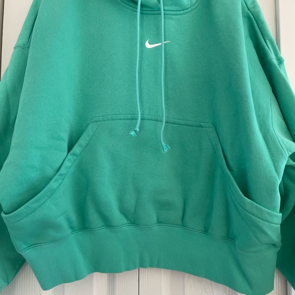 Women’s Nike cropped oversized Hoodie - Picture 2 of 4